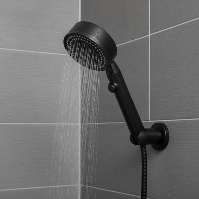 Iris, alcachofa negra, en su soporte con el agua cayendo