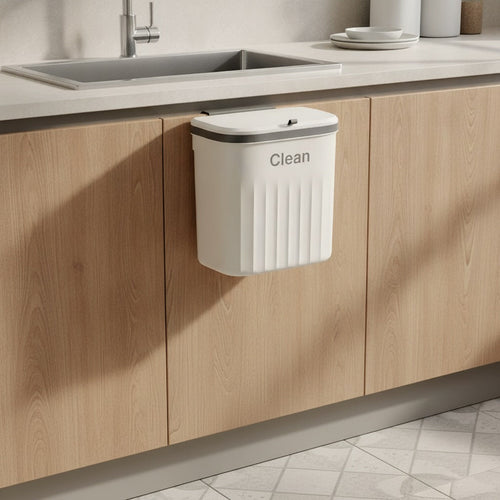 Alba colgada de la puerta del mueble de la cocina