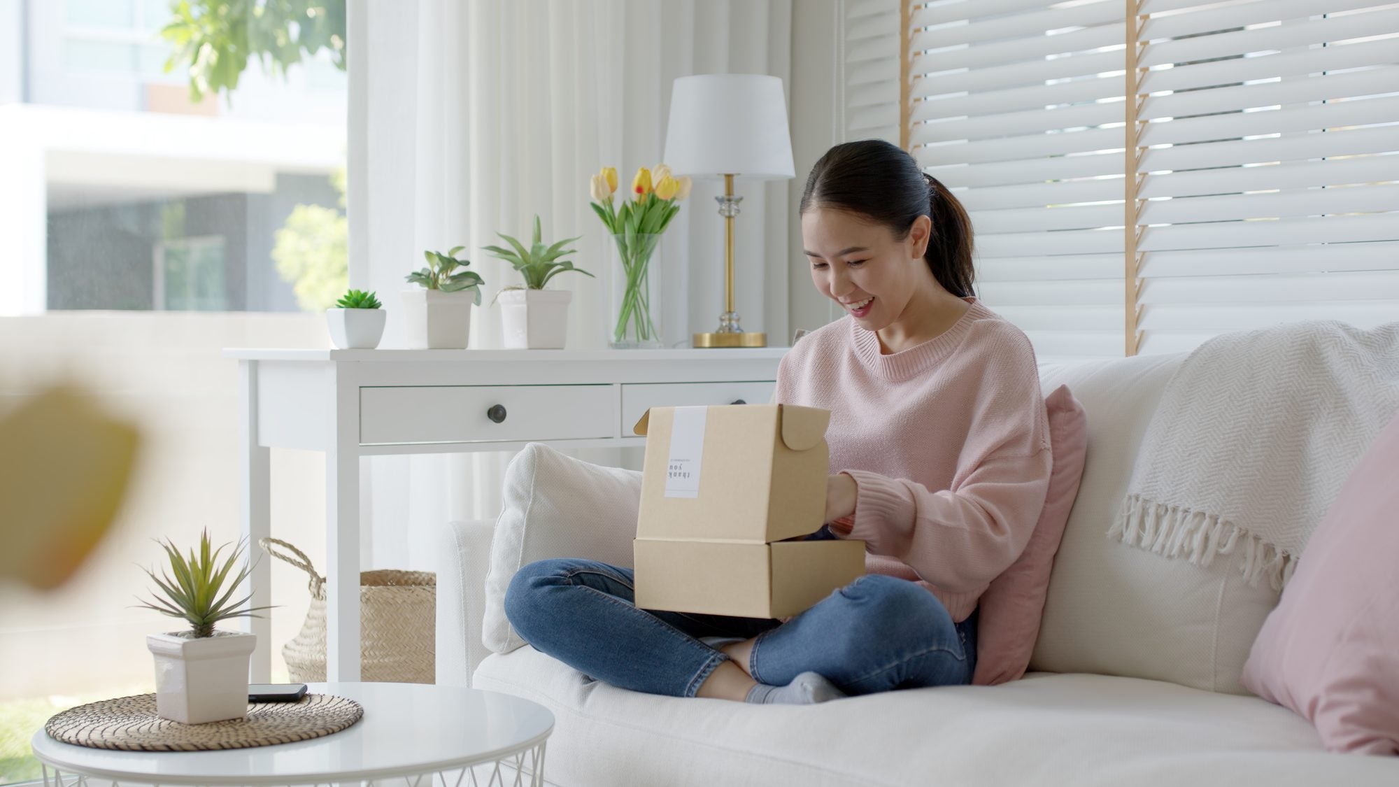 Una clienta abriendo su pedido en casa